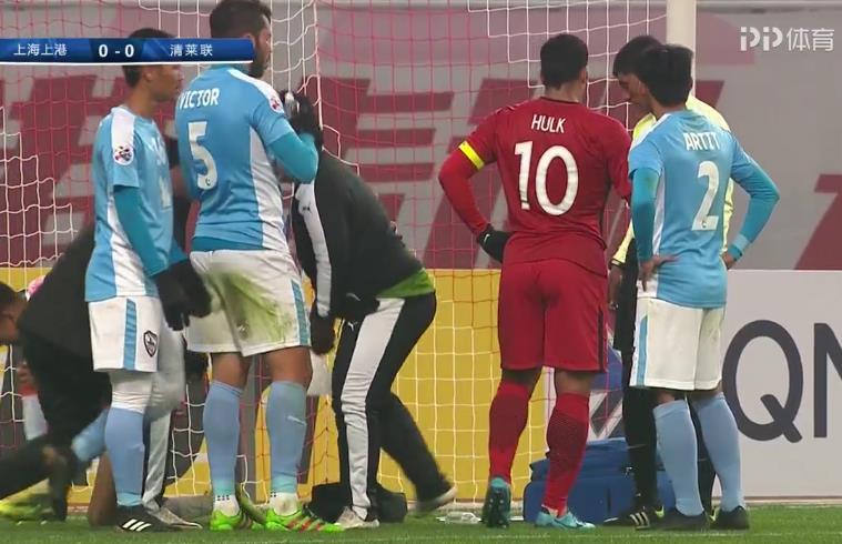 于海亮鞋钉飞铲染黄,胡尔克致歉+向裁判求情,这才是真队长