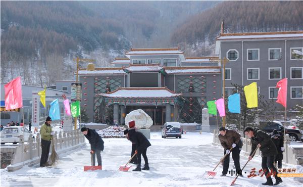 金都山庄：凌冽风中清积雪，地冻天冷情却暖