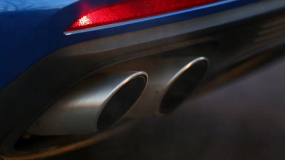 23款panamera4s行政加长版街拍,试驾保时捷panamera4行政加长版