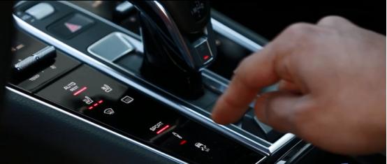 23款panamera4s行政加长版街拍,试驾保时捷panamera4行政加长版