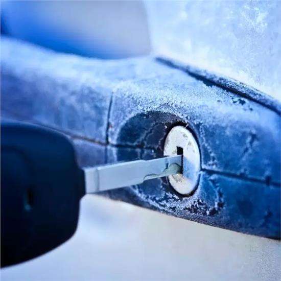 汽车玻璃水冻住了怎么弄,汽车玻璃水冻住了怎么办