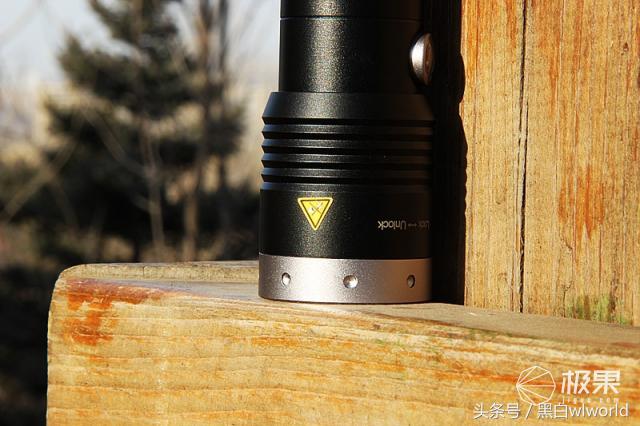 巴掌大的强光手电小钢炮,强光家用手电筒远射超亮