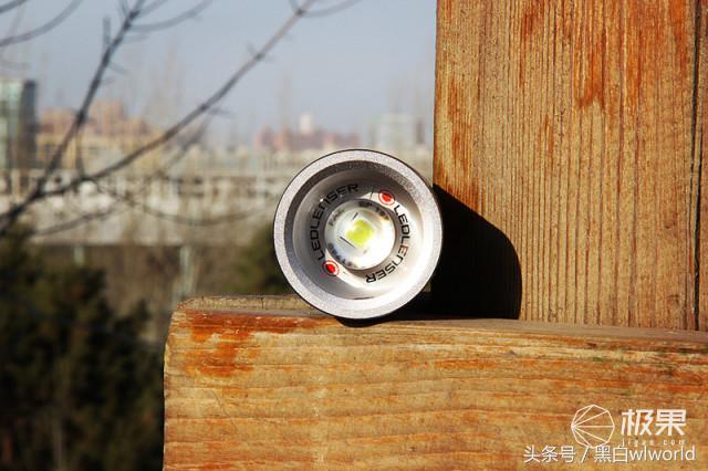 巴掌大的强光手电小钢炮,强光家用手电筒远射超亮