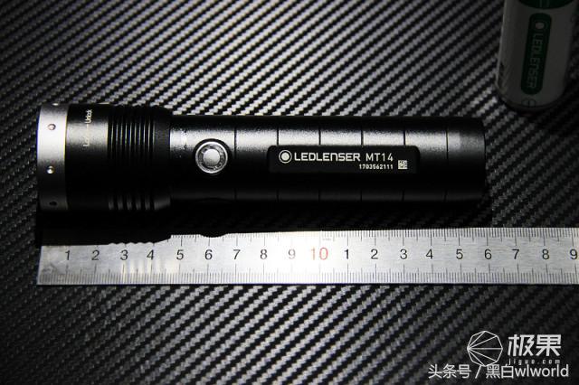 巴掌大的强光手电小钢炮,强光家用手电筒远射超亮