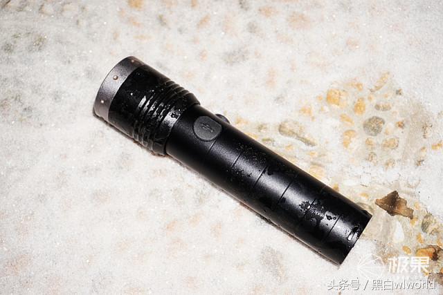 巴掌大的强光手电小钢炮,强光家用手电筒远射超亮