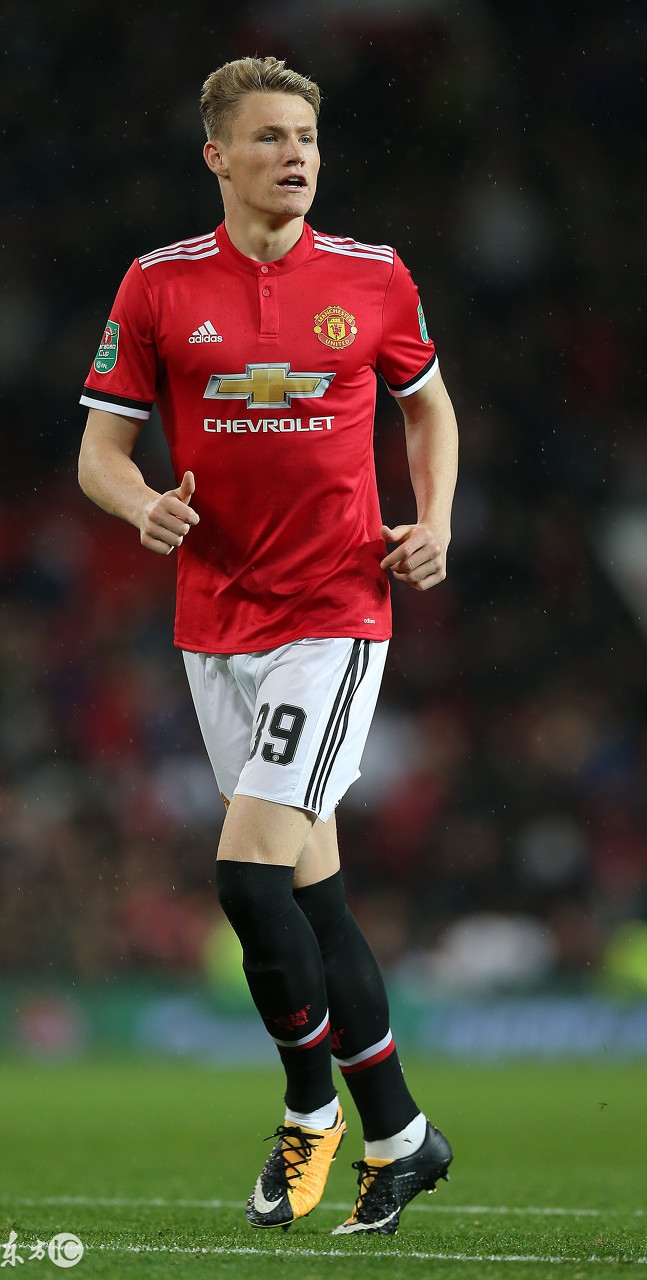 被乱拳打死!曼联中场老驴拉磨,双后腰穆帅必须砍掉一人