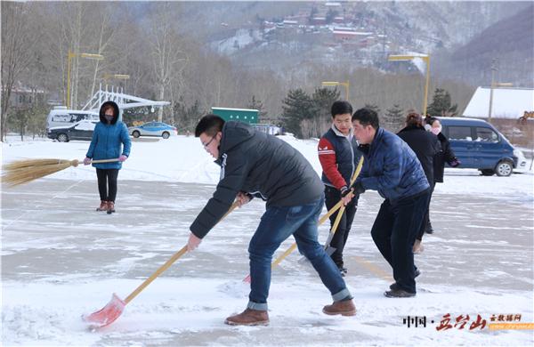 金都山庄：凌冽风中清积雪，地冻天冷情却暖