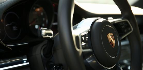 23款panamera4s行政加长版街拍,试驾保时捷panamera4行政加长版