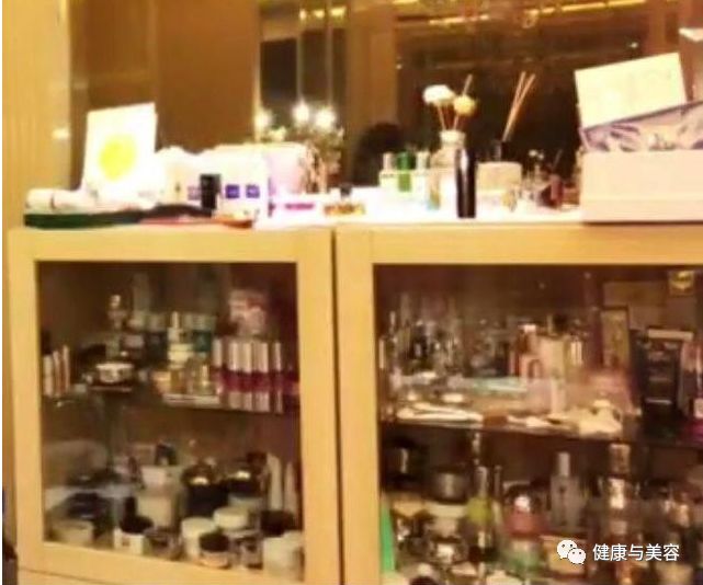 比起范冰冰15000元的猫咪，更羡慕她身后一柜子的化妆品！