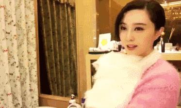 比起范冰冰15000元的猫咪，更羡慕她身后一柜子的化妆品！