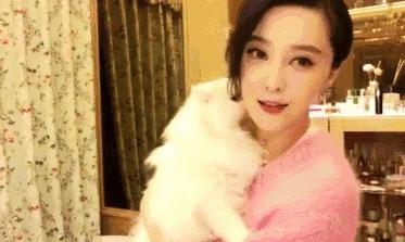 比起范冰冰15000元的猫咪，更羡慕她身后一柜子的化妆品！