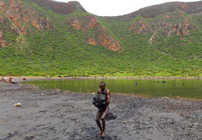 采盐人全身遭高浓度盐酸腐蚀又聋又瞎，从早到晚一整天只赚这些钱