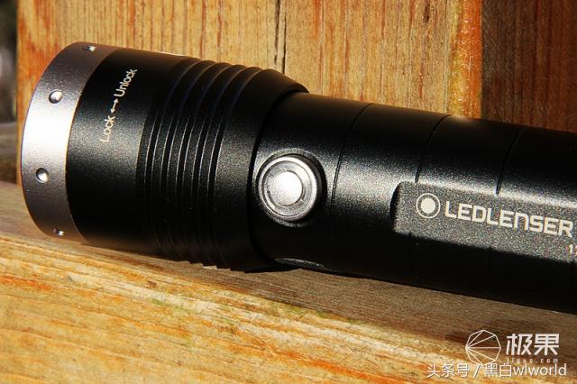 巴掌大的强光手电小钢炮,强光家用手电筒远射超亮