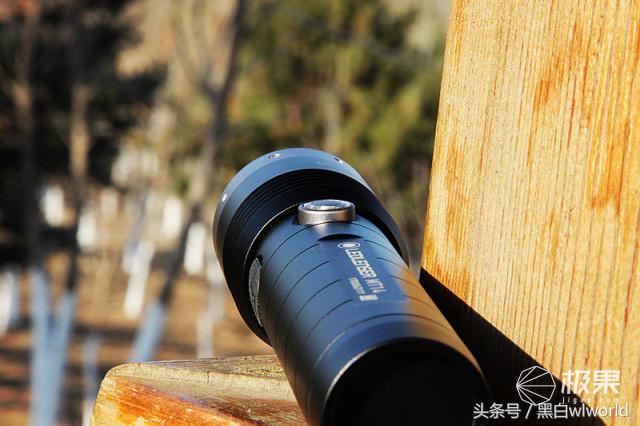 巴掌大的强光手电小钢炮,强光家用手电筒远射超亮