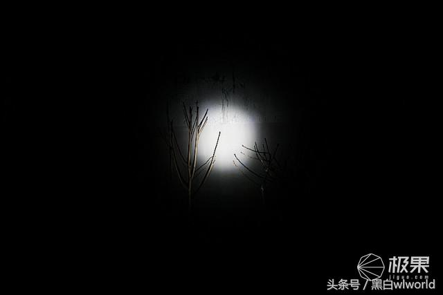 巴掌大的强光手电小钢炮,强光家用手电筒远射超亮