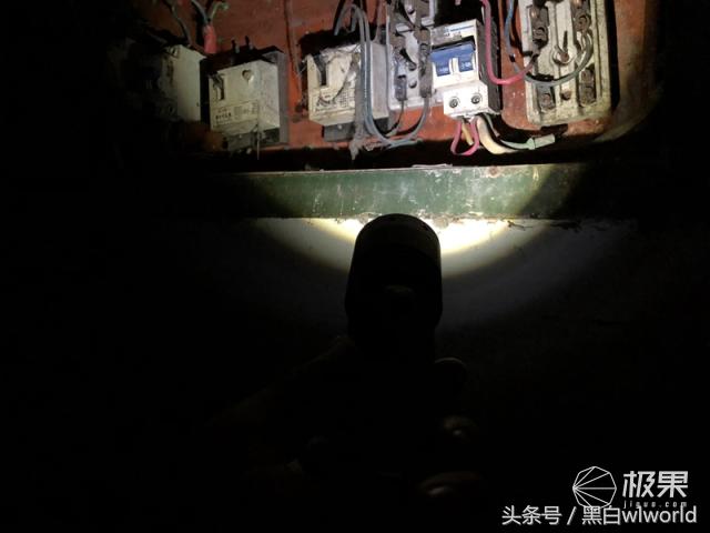 巴掌大的强光手电小钢炮,强光家用手电筒远射超亮