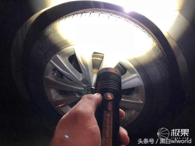 巴掌大的强光手电小钢炮,强光家用手电筒远射超亮