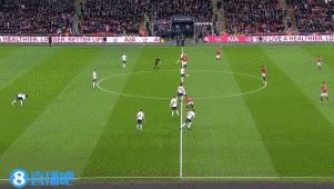 被乱拳打死!曼联中场老驴拉磨,双后腰穆帅必须砍掉一人