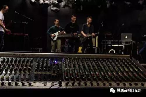 话筒啸叫音箱的摆放位置,小音箱摆放最佳位置图解