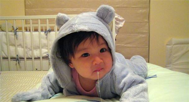 新生儿吐奶最有效的方法,新手妈妈如何应对宝宝吐奶