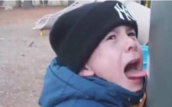 狗狗舌头舔下井盖,狗舌头粘井盖