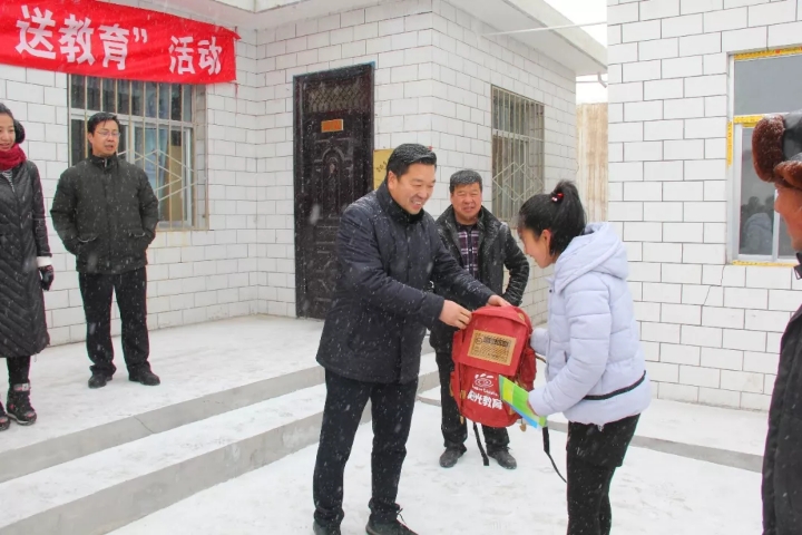 阳光教育集团参加“送文化,送医疗,送科技,送教育”慰问活动