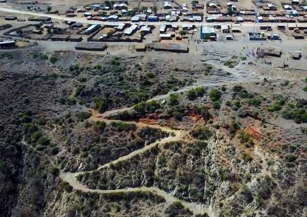 采盐人全身遭高浓度盐酸腐蚀又聋又瞎，从早到晚一整天只赚这些钱