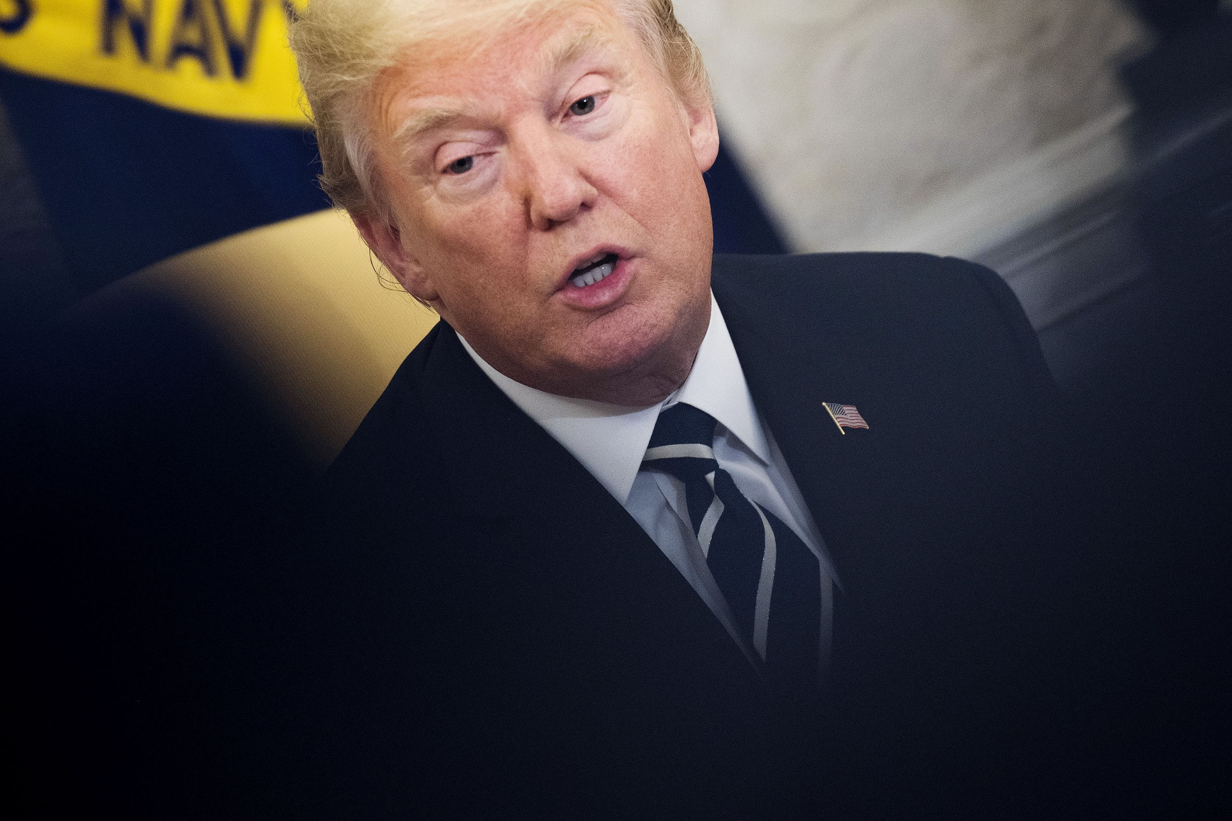 美国火车与大巴车相撞,美国火车与汽车相撞视频