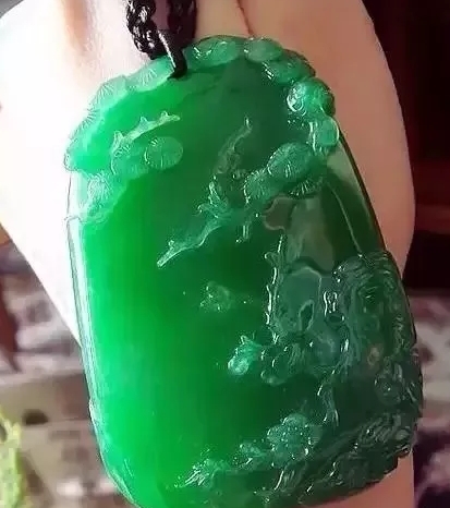 翡翠水滴吊坠的寓意是什么,男士戴如意翡翠吊坠的寓意