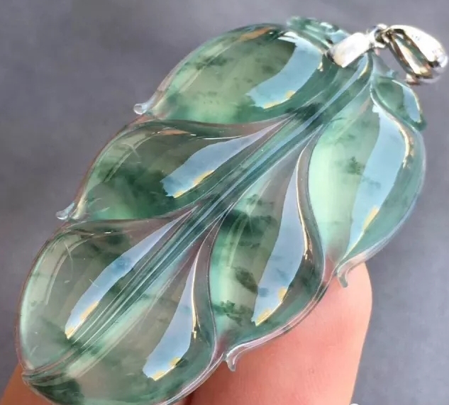 翡翠水滴吊坠的寓意是什么,男士戴如意翡翠吊坠的寓意