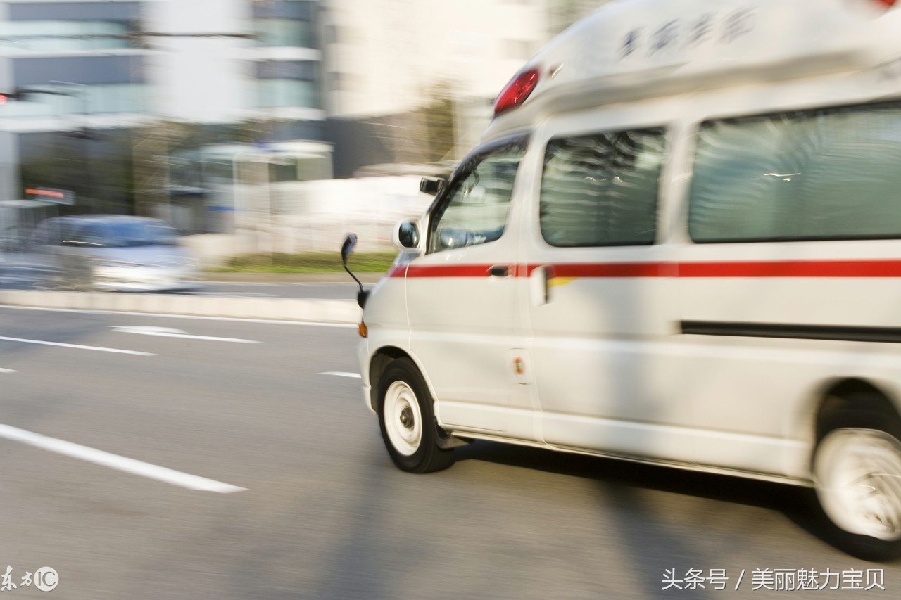 宝宝嘴角内侧有两个小肉疙瘩,宝宝嘴巴两侧有肉团