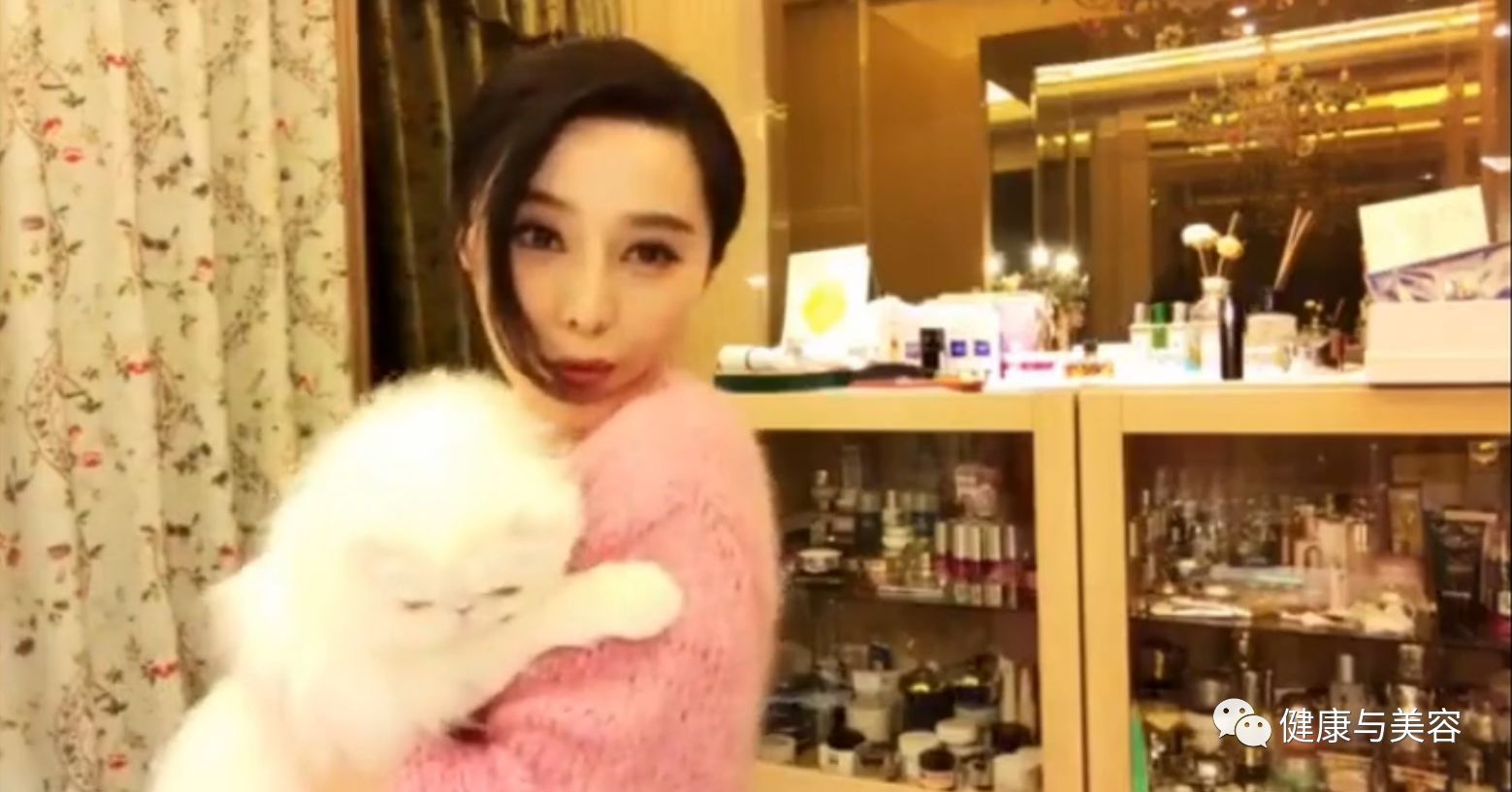 比起范冰冰15000元的猫咪，更羡慕她身后一柜子的化妆品！