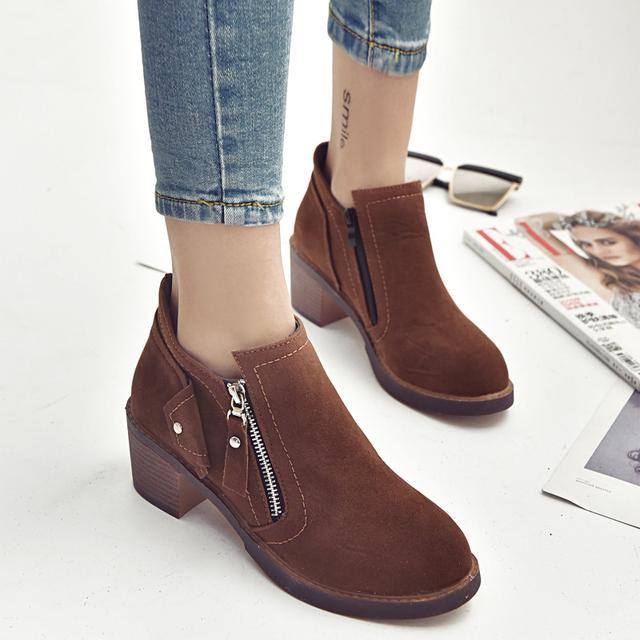 现在流行什么样的马丁靴好看,今年最流行中筒马丁靴