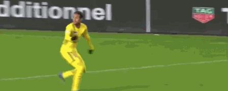 骚气背部停球+戏弄对手，内马尔用挑衅回击挑衅！