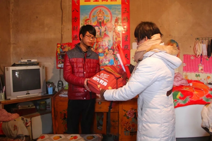 阳光教育集团参加“送文化,送医疗,送科技,送教育”慰问活动