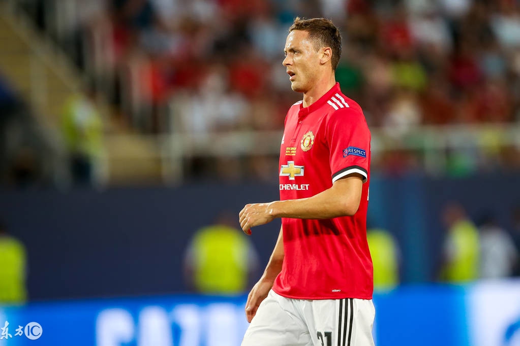 被乱拳打死!曼联中场老驴拉磨,双后腰穆帅必须砍掉一人