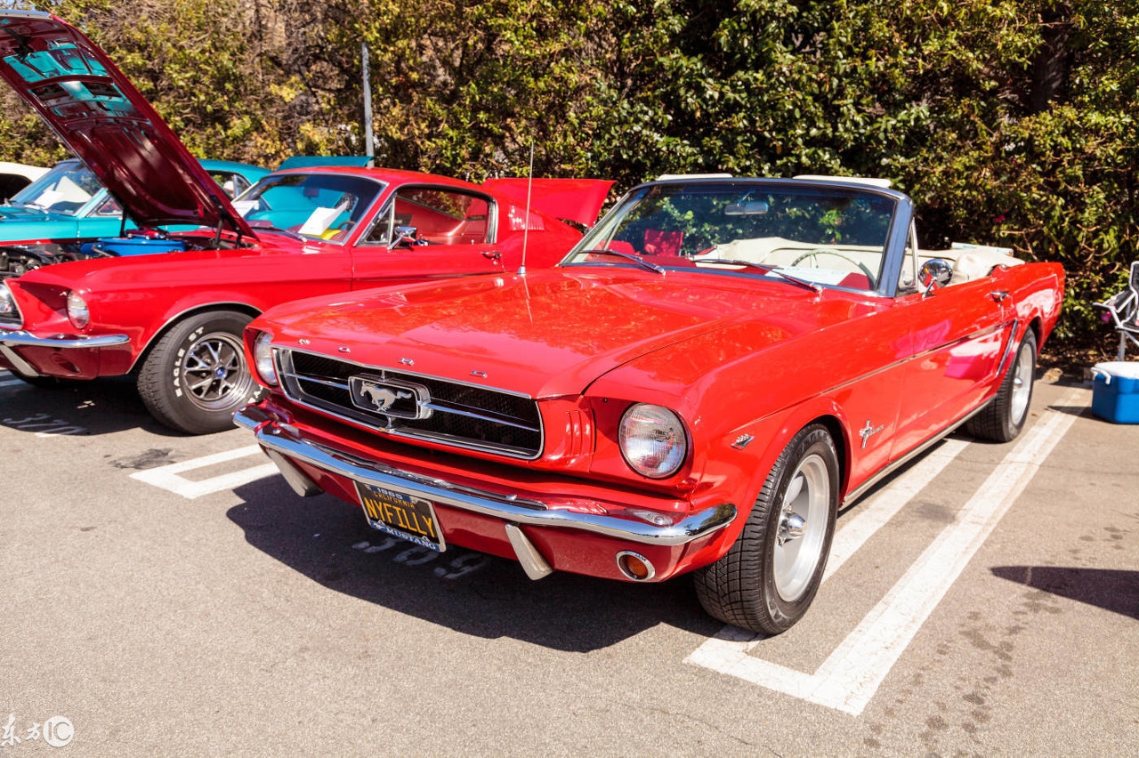 野马帅还是科迈罗帅,野马2.3t对比科迈罗2.0t加速视频