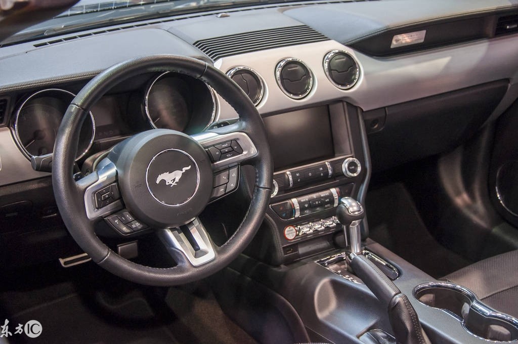 野马帅还是科迈罗帅,野马2.3t对比科迈罗2.0t加速视频