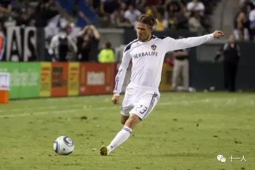 足球任意球近角弧线球教学,足球基本功动作要领讲解