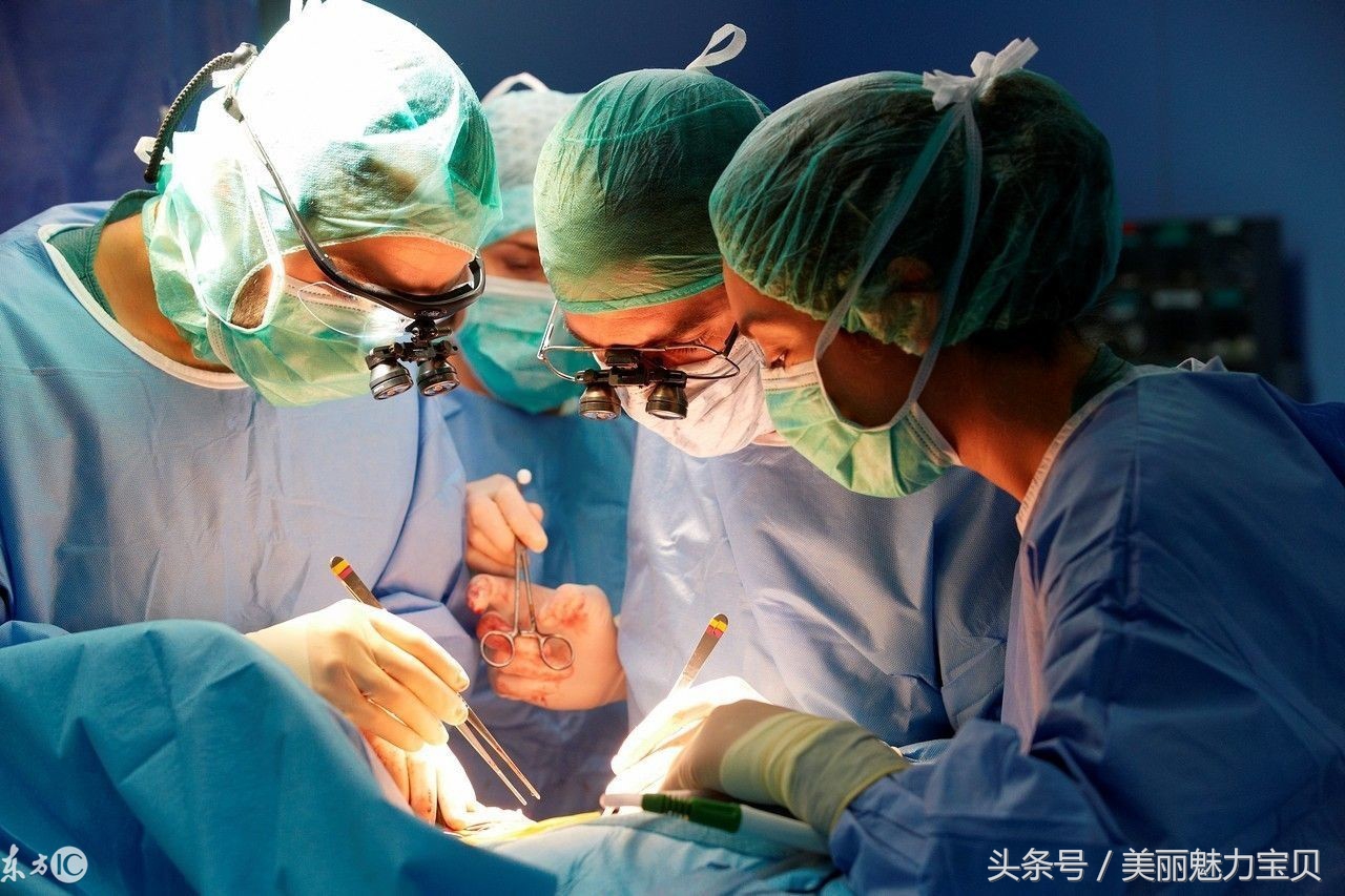 宝宝嘴角内侧有两个小肉疙瘩,宝宝嘴巴两侧有肉团