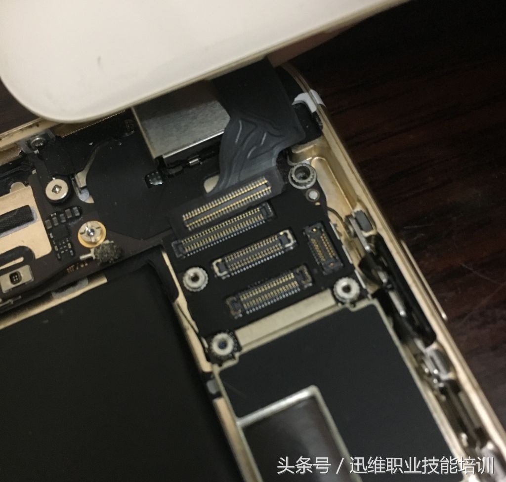 原装苹果7p手机换电池教程,老iphone续航差