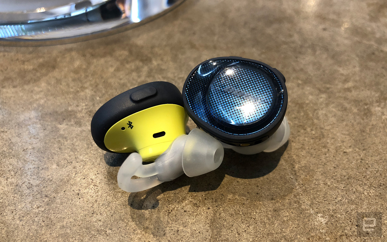 BoseSoundsportFree蓝牙耳机,bosesoundsportfree左耳朵没声