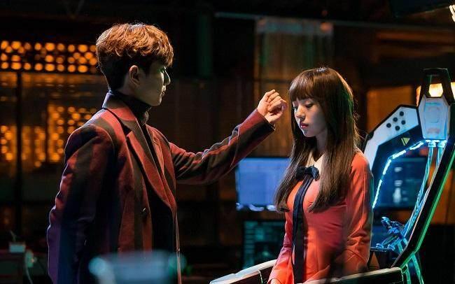 《不是机器人》,编剧脑洞太大,前男友才是“神助攻”!