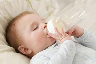 宝宝不爱喝奶粉要喝母乳怎么断奶,宝宝不吃辅食一天800毫升奶粉