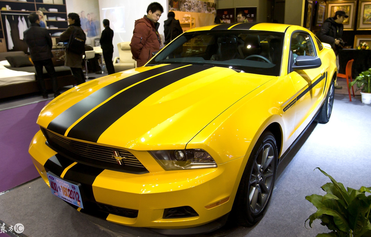 野马帅还是科迈罗帅,野马2.3t对比科迈罗2.0t加速视频