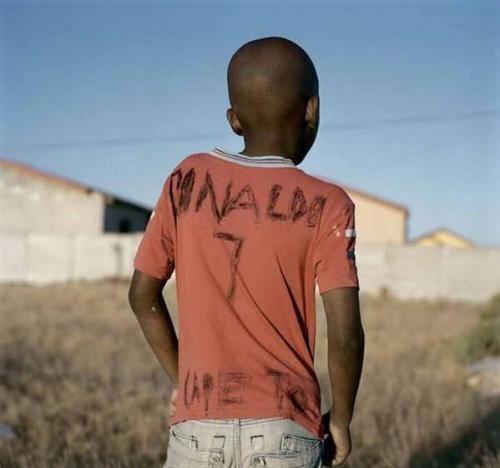 最走心联名设计PUMA为此专门去非洲修了个球场