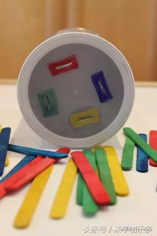 周末在家给孩子做什么玩具,熊孩子在家玩手机