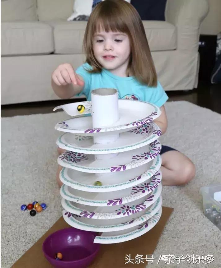 周末在家给孩子做什么玩具,熊孩子在家玩手机