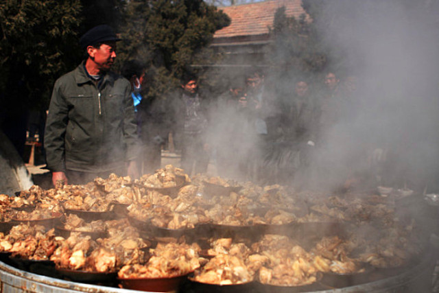 河南民间庙会美食,河南庙会大锅菜免费吃