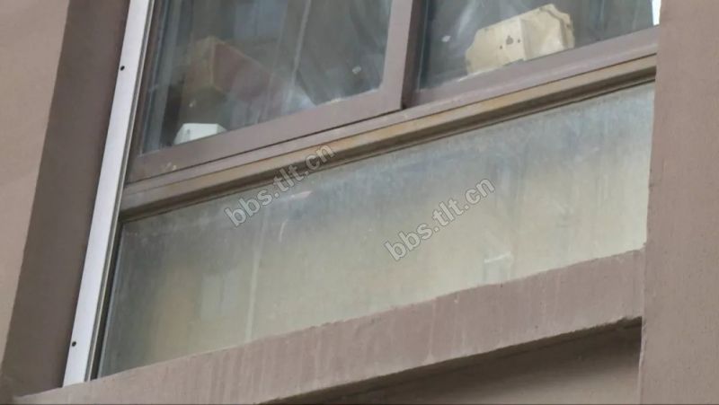 泰州大爷拿到*迁拆**安置房,墙体竟然有蛇皮袋!